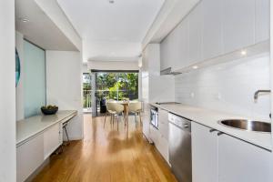 Dapur atau dapur kecil di Plunge Retreat - Resort Room at Bells Boulevard