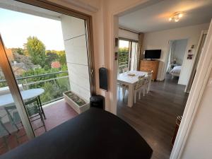 Zimmer mit Blick auf ein Zimmer mit Balkon in der Unterkunft Arsène 3 l'Hermitage in Le Touquet-Paris-Plage