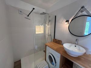 ein Badezimmer mit Waschbecken und Spiegel in der Unterkunft Arsène 3 l'Hermitage in Le Touquet-Paris-Plage + 8 Fotos