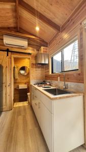 Dapur atau dapur kecil di Tiny Homes & Sauna NOZAWA