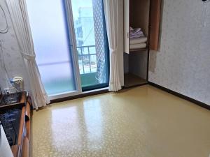 Habitación con ventana grande y habitación con suelo en Donghae Dream Beach, en Donghae