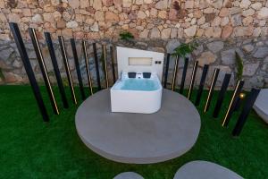a table with a bath tub on top of grass at في كامب الهدا v camp in Taif