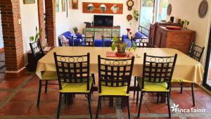 a dining room with a table and four chairs at Finca Taino. Hermosa casa con alberca in Jiutepec