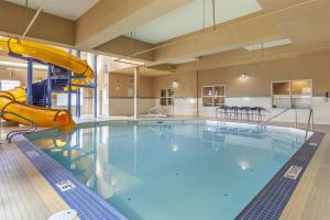 Πισίνα στο ή κοντά στο Best Western Cold Lake Inn
