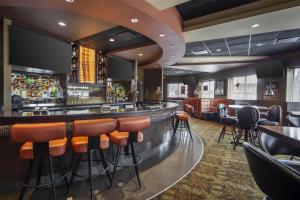 Ο χώρος του lounge ή του μπαρ στο Best Western Cold Lake Inn