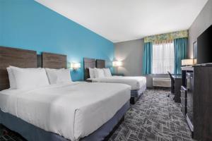 Postel nebo postele na pokoji v ubytování Best Western Executive Inn