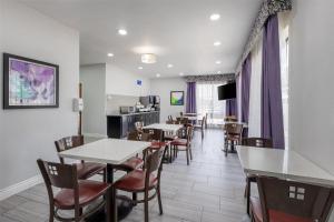 TV a/nebo společenská místnost v ubytování Best Western Executive Inn
