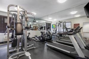 Fitness centrum a/nebo fitness zařízení v ubytování Best Western Executive Inn