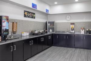 Kuchyň nebo kuchyňský kout v ubytování Best Western Executive Inn