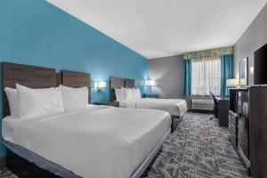 Postel nebo postele na pokoji v ubytování Best Western Executive Inn