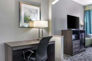 TV a/nebo společenská místnost v ubytování Best Western Executive Inn