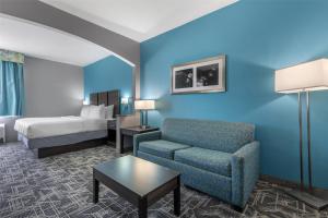 Postel nebo postele na pokoji v ubytování Best Western Executive Inn