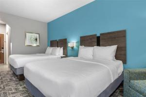 Postel nebo postele na pokoji v ubytování Best Western Executive Inn