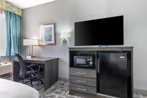 TV a/nebo společenská místnost v ubytování Best Western Executive Inn