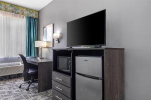 Kuchyň nebo kuchyňský kout v ubytování Best Western Executive Inn