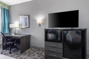 TV a/nebo společenská místnost v ubytování Best Western Executive Inn
