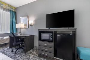TV a/nebo společenská místnost v ubytování Best Western Executive Inn
