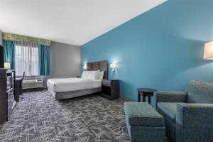 Postel nebo postele na pokoji v ubytování Best Western Executive Inn