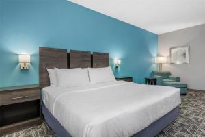 Postel nebo postele na pokoji v ubytování Best Western Executive Inn