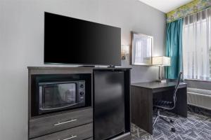 Kuchyň nebo kuchyňský kout v ubytování Best Western Executive Inn
