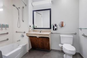 Koupelna v ubytování Best Western Executive Inn