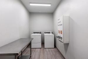 Postel nebo postele na pokoji v ubytování Best Western Executive Inn