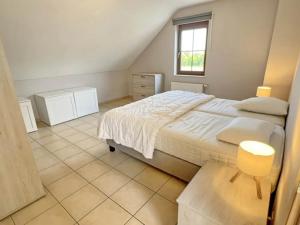 Un dormitorio con una cama grande y una ventana. en Villa Marie Frances, en Durbuy