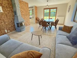 Una sala de estar con un sofá azul y una chimenea. en Villa Marie Frances, en Durbuy