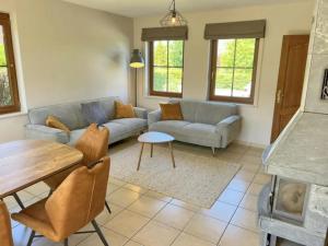 una sala de estar con un sofá y una mesa en Villa Marie Frances, en Durbuy