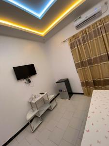 a hospital room with a bed and a tv at Résidence KUYITO in Kaolack