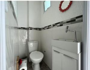 ペトロポリスにあるCasa em Petrópolisのトイレと洗面台を備えた白いバスルーム +24枚の写真