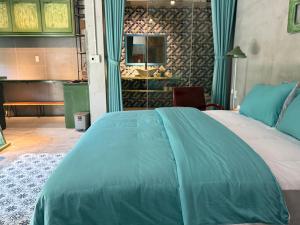 une chambre avec un grand lit avec des draps bleus dans l'établissement The Paddys Home, à Hiếu Nhơn