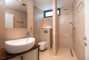 Kúpeľňa v ubytovaní Seafront Ciovo Villa Villa Trogir Deluxe Dva 6 Beautiful Bedrooms Private Pools Sea Front - Sauna