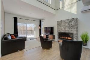 Una sala de estar con sofás y chimenea. en La Villa Bali, en Pont-Rouge