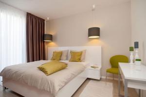 Posteľ alebo postele v izbe v ubytovaní Seafront Ciovo Villa Villa Trogir Deluxe Dva 6 Beautiful Bedrooms Private Pools Sea Front - Sauna