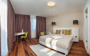 Posteľ alebo postele v izbe v ubytovaní Seafront Ciovo Villa Villa Trogir Deluxe Dva 6 Beautiful Bedrooms Private Pools Sea Front - Sauna