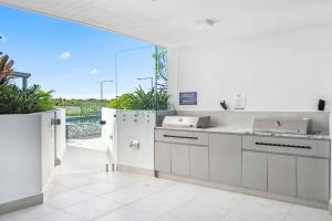 Una cocina o cocineta en Azzure Beachside Retreat with Pool Gym and Steam Room
