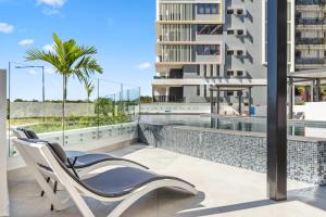 Un balcón o terraza en Azzure Beachside Retreat with Pool Gym and Steam Room