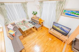 an overhead view of a living room with a flat screen tv at Anzu 4 Bed rooms Villa 5 minutes walk from Keise line Edogawa station in Tokyo