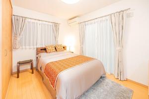 a bedroom with a large bed in a room at Anzu 4 Bed rooms Villa 5 minutes walk from Keise line Edogawa station in Tokyo