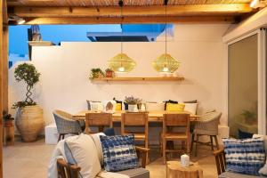 Un comedor con mesa y sillas en Luxury Protaras Villa Villa Najenda 3 Bedrooms Private Outdoor Pool Furnished Sun Terrace Shaded Furnished Terrace Private Garden Fig, en Protaras