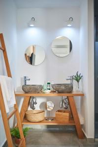 un baño con dos lavabos y dos espejos en Luxury Protaras Villa Villa Najenda 3 Bedrooms Private Outdoor Pool Furnished Sun Terrace Shaded Furnished Terrace Private Garden Fig, en Protaras