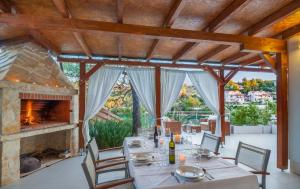 Balkón alebo terasa v ubytovaní Stunning Brac Villa 5 Bedrooms Villa Infinite Stunning Sea Views Seafront Location Sutivan
