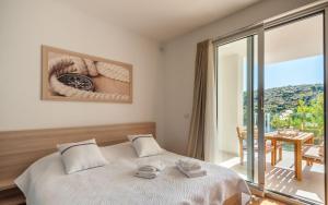 Posteľ alebo postele v izbe v ubytovaní Stunning Brac Villa 5 Bedrooms Villa Infinite Stunning Sea Views Seafront Location Sutivan