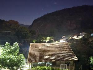 a roof of a house in front of a mountain at Casa Bello Monte in Venda Nova do Imigrante +8 photos