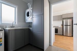 Kuchyň nebo kuchyňský kout v ubytování Cosy Self-Contained Unit with QBed, Parking & Wifi