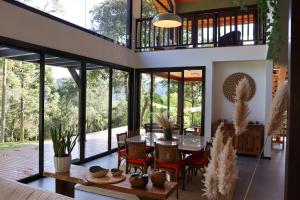 sala de estar de planta abierta con mesa y sillas en Casa Despertar na Montanha Urubici, en Urubici