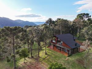 una vista aérea de una casa en el bosque en Casa Despertar na Montanha Urubici, en Urubici