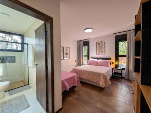 Un dormitorio con cama y un baño con ducha en Casa Despertar na Montanha Urubici, en Urubici