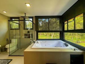 Un baño grande con bañera y ducha. en Casa Despertar na Montanha Urubici, en Urubici 58 fotos más